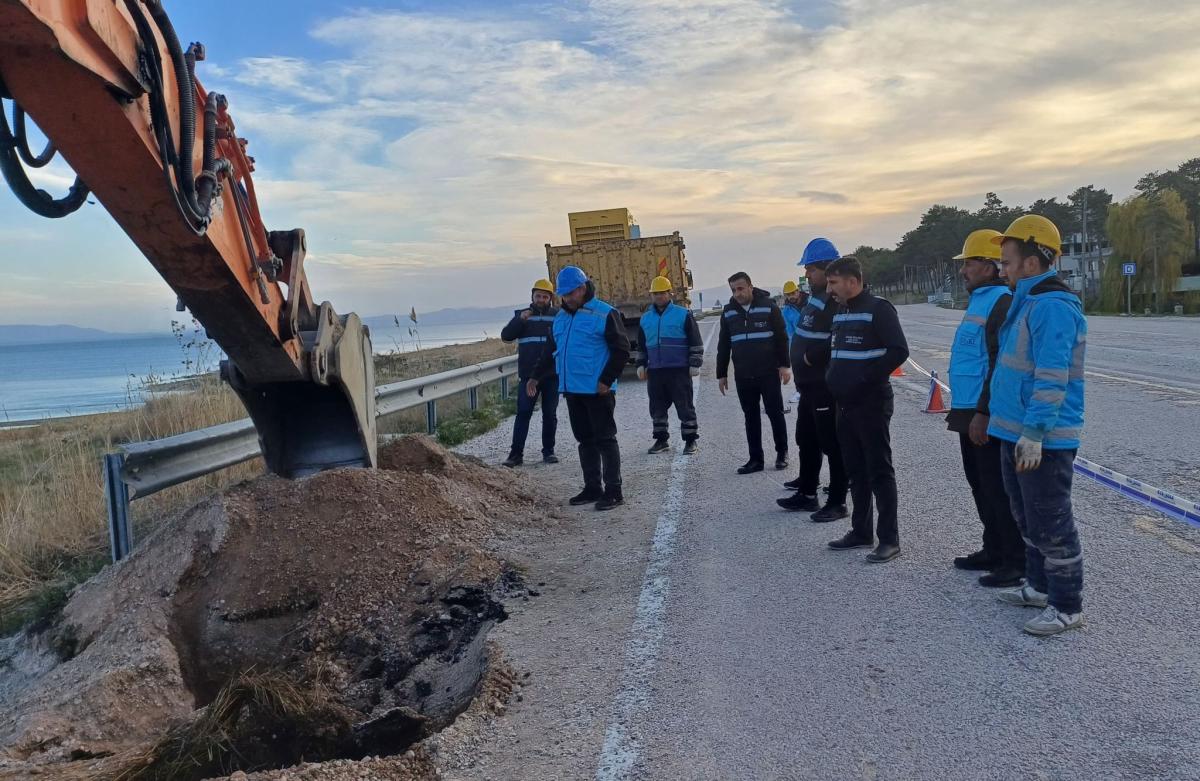 VASKİ ANA SU HATTINDAKİ ARIZAYI GİDERMEK İÇİN KESİNTİSİZ MESAİ YAPIYOR