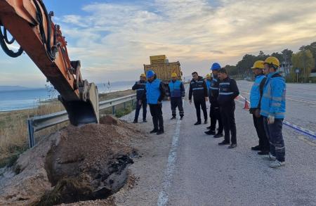 VASKİ ANA SU HATTINDAKİ ARIZAYI GİDERMEK İÇİN KESİNTİSİZ MESAİ YAPIYOR